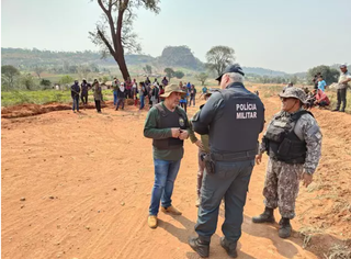 Policiais e servidor da Funai conversam em palco de confrontos, em Antônio João (Foto: Divulgação)