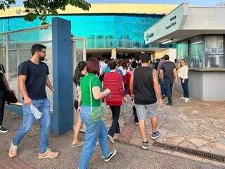 Entrada de candidatos no prédio da Uniderp, local de prova em Campo Grande (Foto: Arquivo/Campo Grande News/Marcos Maluf)