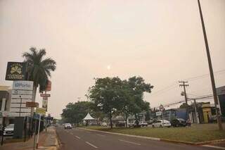 Tempo com fumaça na Avenida Mato Grosso no bairro Vivenda do Bosque (Foto: Paulo Francis)