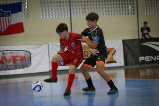 Jogador de Mato Grosso do Sul (em vermelho) dominando bola (Foto: @ceci_prutfotos)