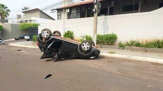 Carro capotado na Rua São Jorge, no Jardim dos Estados. (Foto: Murilo Medeiros)