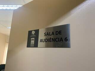 Uma das salas onde acontecem as reunião online ou presenciais entre clientes, conciliadores e banco (Foto: Natália Olliver)