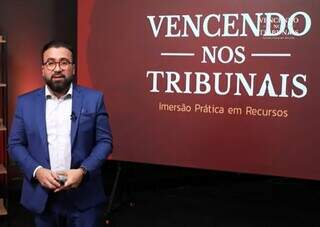 Na noite de ontem (24), Alexandre Ávalo deu a segunda aula ao vivo da semana &#34;Vencendo nos Tribunais&#34; (Foto: Reprodução/Youtube)