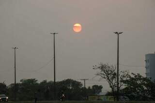 Sol aparece em meio à névoa seca nesta manhã (Foto: Henrique Kawaminami)