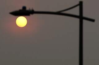 Pôr do sol alaranjado no Parque dos Poderes nesta quarta-feira (Foto: Chico Ribeiro)&nbsp;