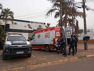 Viaturas do Samu e PM em frente à 6ª Delegacia de Polícia Civil de Campo Grande. (Foto: Ana Beatriz Rodrigues)