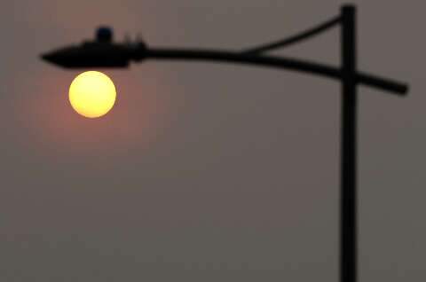 Bonito é, mas Sol alaranjado indica alta poluição no ar 