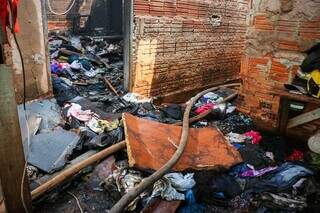 Parte das roupas e móveis que Celina perdeu para o fogo. (Foto: Henrique Kawaminami)