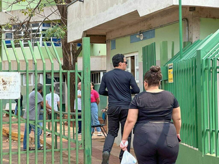 Candidatos em frente ao local de prova, em Campo Grande. (Foto: Marcos Maluf)