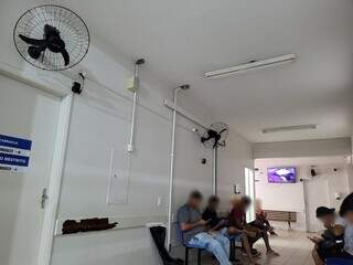 Pacientes aguardando por atendimento em corredor sem ventiladores e iluminação (Foto: Direto das Ruas) 