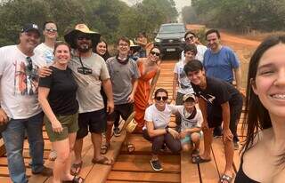 Casais com filhos na estrada que dá acesso à pousada (Foto: Arquivo pessoal)