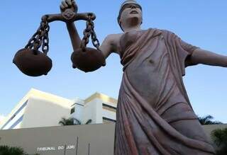 Estátua de olhos vendados e uma balança na mão, representando a deusa da Justiça, da lei e da ordem, em frente ao Tribunal do Júri de Mato Grosso do Sul. (Foto: Divulgação/TJMS)