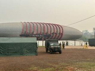 Tenda do exército montada em frente ao Bioparque Pantanal (Foto: Marcos Maluf)