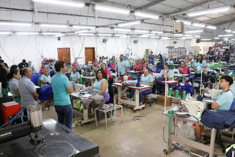 Beto garante às mulheres do setor têxtil que aumentará vagas em creches