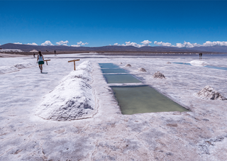 Salinas Grandes, em Jujuy, um imenso deserto de sal branco que vai até onde a vista alcança (Foto: Reprodução)