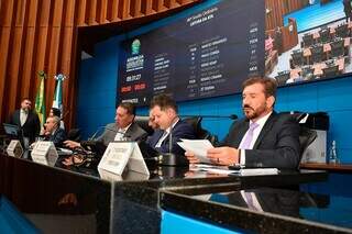 Deputados durante sessão desta quinta-feira na Alems (Foto: Assembleia Legislativa)