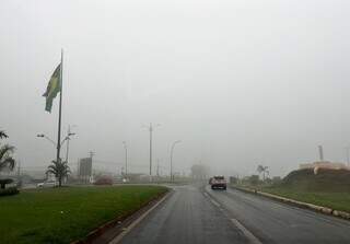 Neblina registrada na tarde desta quinta-feira em Ponta Porã (Foto: Direto das Ruas)