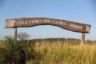 Placa na entrada das fazendas dos irmãos Silva, na área que será entregue aos indígenas (Foto: Arquivo)