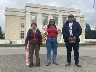 Da esquerda para a direita, Vilma Avá-Guarani, Erilza Pataxó e Simão Guarani-Kaiowá durante o primeiro dia de trabalhos na ONU, em Genebra (Foto: Renato Santana/Cimi)