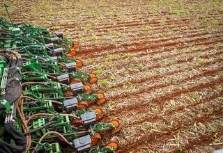 Operação de plantio de soja em propriedade rural brasileira; semeadura está liberada desde o dia 16 de setembro em MS. (Foto: Arquivo/CNA)