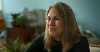 Sônia, mãe de Eliza Samúdio, chorando durante entrevista no documentário (Foto: Reprodução Netflix)