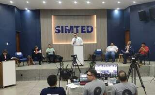 Candidato à reeleição, Alan Guedes fala em debate no Simted, na noite desta quinta (Foto: Divulgação/Simted)