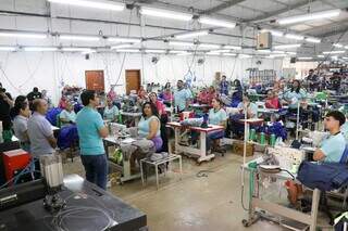 Candidato visitou fábrica de uniformes nesta quinta-feira (Foto: Henrique Kawaminami)