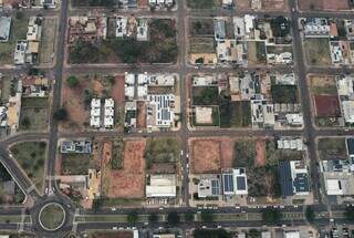 Dezenas de terrenos vazios entre casas na região do bairro Novos Estados. (Foto: Osmar Veiga)