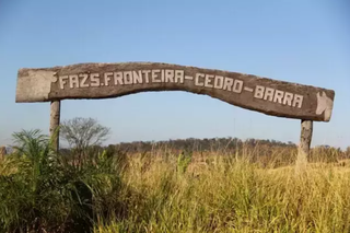 Placa indicativa das fazendas Fronteira, Cedro e Barra, em Antônio João. (Foto: Arquivo/Marcos Ermínio)