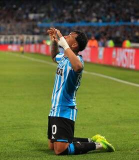 O jogador Roger Martinez comemora gol que ampliou o placar. (Foto: Reprodução/@RacingClub no Instagram)