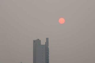 Com película de fumaça no céu, Sol está alaranjado e tem raios bloqueados (Foto: Henrique Kawaminami)