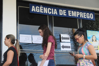 Candidatas a vaga de emprego na fila da Funsat. (Foto: Arquivo/Campo Grande News)