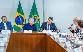 O presidente da República, Luiz Inácio Lula da Silva (PT), ao lado dos governadores Eduardo Riedel (PSDB) e Elmano de Freitas (PT), durante reunião sobre obras do novo PAC. (Foto: Ricardo Stuckert/PR)