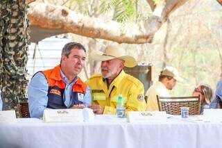 Governador Eduardo Riedel (PSDB) ao lado do presidente Luiz Inácio Lula da Silva (PT) em visita presidencial à Corumbá para assinatura da lei de manejo de fogo, em julho deste ano(Foto: Henrique Kawaminami)