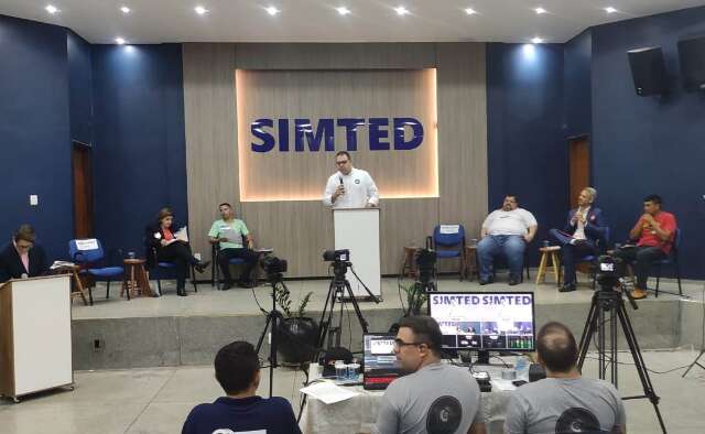 Mais uma vez, l&iacute;der em pesquisas falta a debate entre candidatos a prefeito