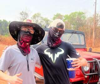 Crianças que foram no carro aberto tiveram que se proteger (Foto: Arquivo pessoal)