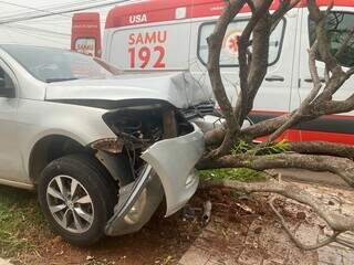 Carro ficou com a parte da frente destruída após acidente. (Foto: Clara Farias)