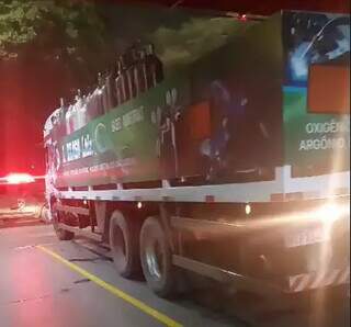 Caminhão com os cilindros de oxigênio sendo levado para o Corpo de Bombeiros (Foto: Direto das Ruas)