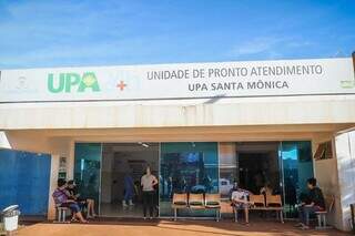 Fachada da UPA Santa Mônica com pacientes esperando ao lado de fora (Foto: Arquivo/Henrique Kawaminami)