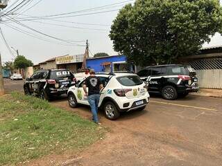 Policiais do GOI e da Decon na Rua Aracaju, onde suspeito fugiu (Foto: Direto das Ruas)