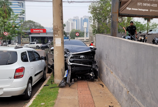 Caminhonete ficou com a frente destruída (Foto: Gabriel de Matos)