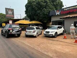 Equipes da Decon e da Energisa em frente ao supermercado que a advogada é dona, no Jardim Entroncamento (Foto: Direto das Ruas)