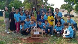 Crian&ccedil;as aprendem a conservar meio ambiente com reflorestamento na escola