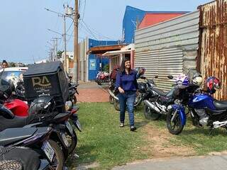 Candidata Rose Modesto chegando em reunião com motoentregadores (Foto: Clara Farias)