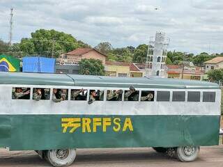 Soldados refizeram réplica de ônibus usado na época (Foto: Marcos Maluf)