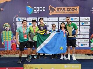 Representantes de Mato Grosso do Sul com bandeira no pódio dos Jebs (Foto: Bel Manvailer)