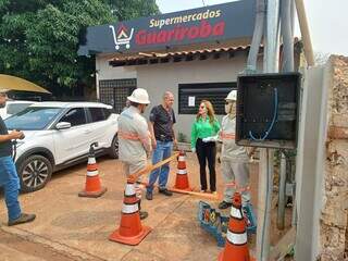 Equipes da Decon e da Energisa em fente ao supermercado que a advogada é dona, no Jardim Entroncamento (Foto: Direto das Ruas)