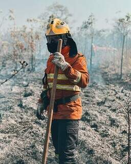 Bombeiro do Rio Grande do Sul ajudando a combater incêndio no Pantanal sul-mato-grossense; estado enviará militares à Bolívia também (Foto: Reprodução/Redes sociais/Corpo de Bombeiros do RS)