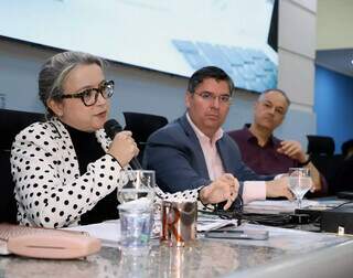 Secretária municipal de Saúde de Campo Grande, Rosana Leite; e os vereadores Victor Rocha e André Luís Soares, membros da Comissão de Saúde da Câmara Municipal (Foto: Izaías Medeiros/CMCG)