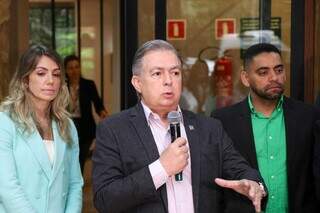 Antonio Carlos Videira (ao centro) é titular da Secretaria de Justiça e Segurança. (Foto: Henrique Kawaminami)